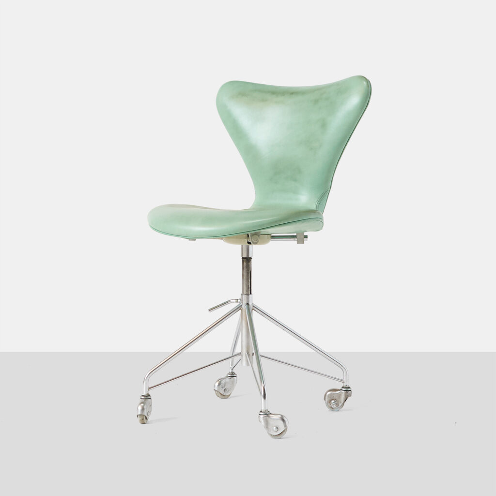 Series 7 Office Chair, Model 3117, by Arne Jacobsen